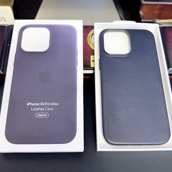 Apple Ink blue leather case with MagSafe for iPhone 14 Pro Max - Picture 2 of 5